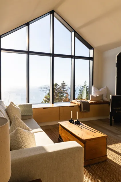 Peaceful 2-Bedroom Coastal Cottage with Hot Tub - Image 1