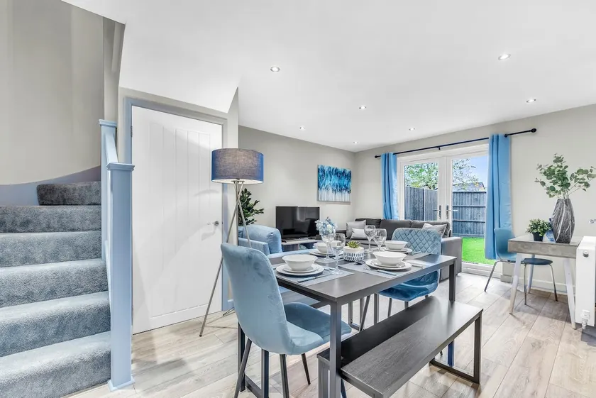 MK 2-Bedroom Contractor's Gem, 5 beds, sleeps 6, free parking - Image 1