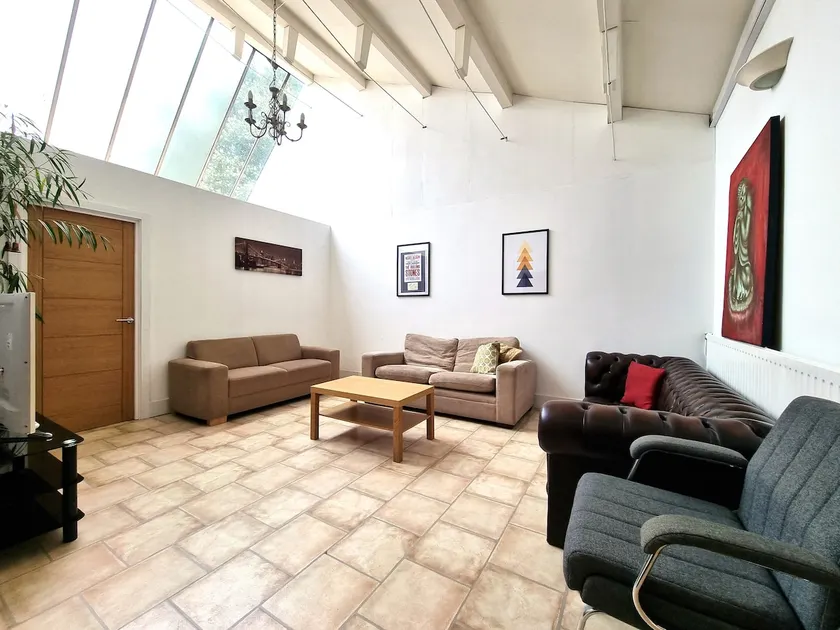 Spacious 6 Bed, 4 Bath Apartment - Image 1