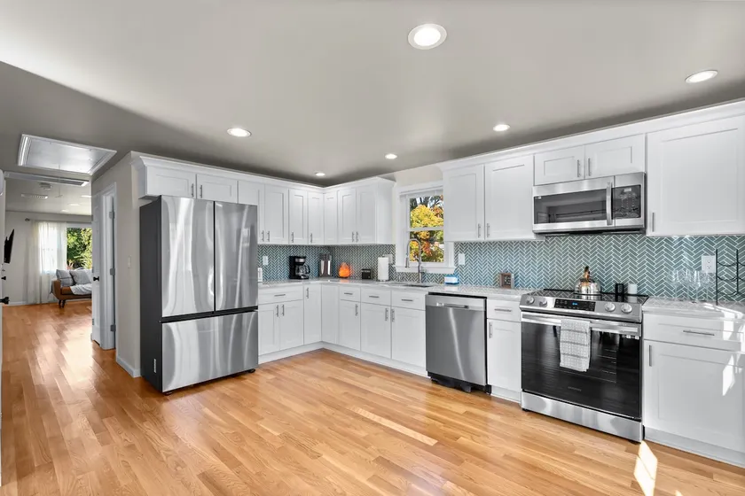 26 Beautifully Renovated 2 BR Home - Image 1