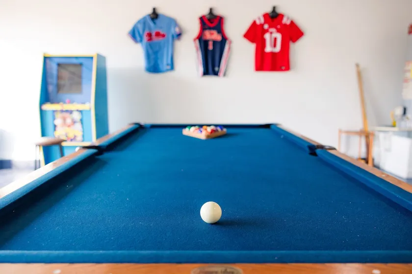 2 KING BED Fire Pit Game Room & 1 mile to Ole Miss - Image 1