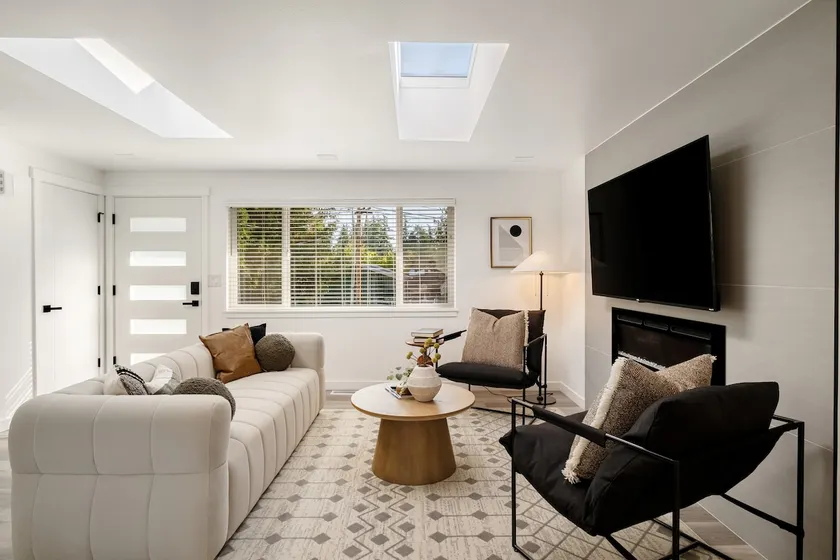 Rainer Haus | Bonney Lake | sleeps 8 - Image 1