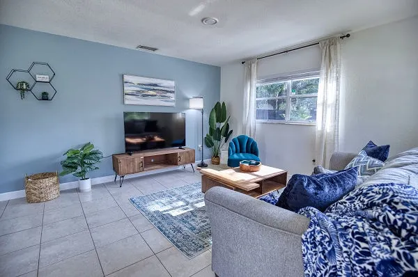 *Downtown home 10min. drive to beach; walk DT* - Image 1