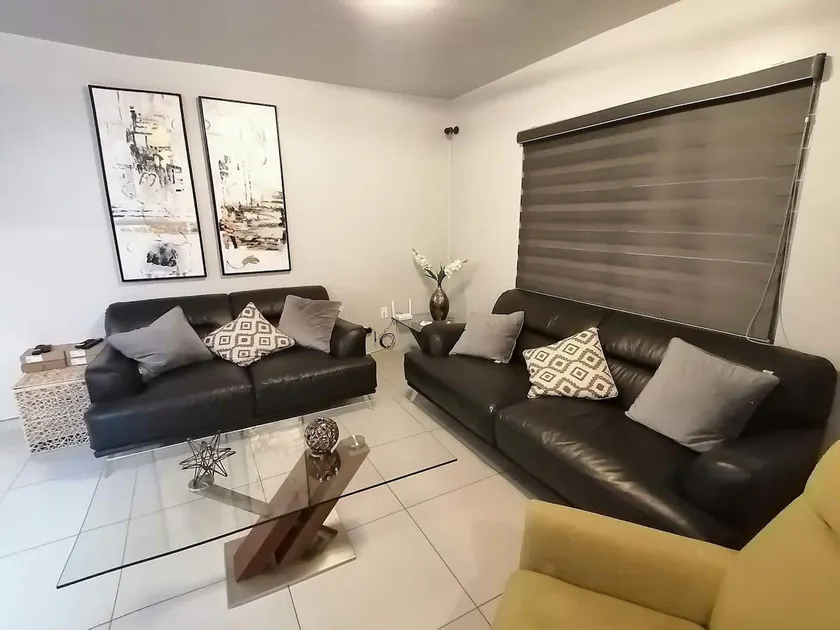 Spacious, 10 minutes to the beach, 10 minutes to downtown - Image 1