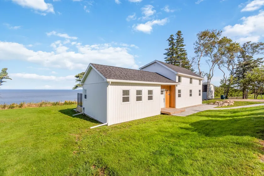 The Cottage House Oceanfront with a Hot Tub - Image 1