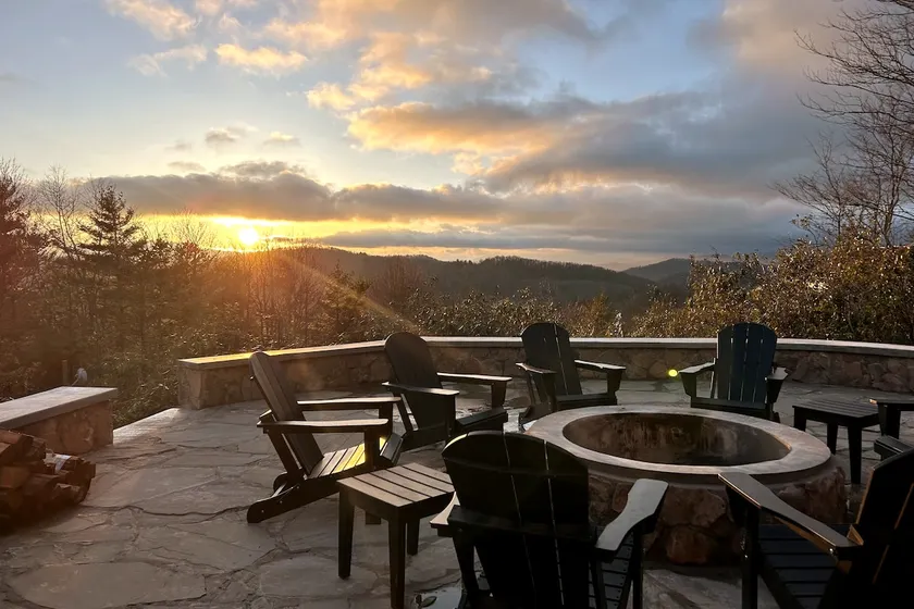 5BR/4BA w/ Hot Tub+Fire pit+3300 SQ FT and 8 acres - Image 1
