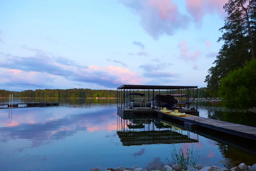 Lake front home, pet friendly, kayaks provided - Image 1