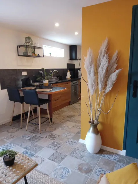 Cozy accommodation with parking - Image 1