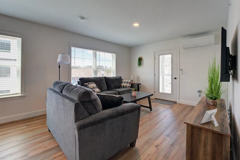 Chic 2BR hideaway | Balcony & WiFi included - Image 1