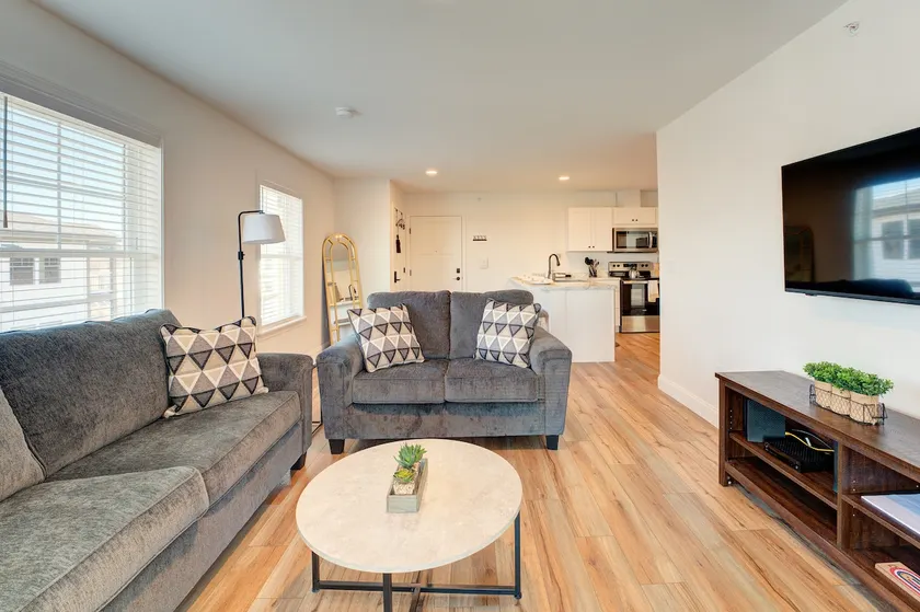 Chic 2BR hideaway | Balcony & WiFi included - Image 1