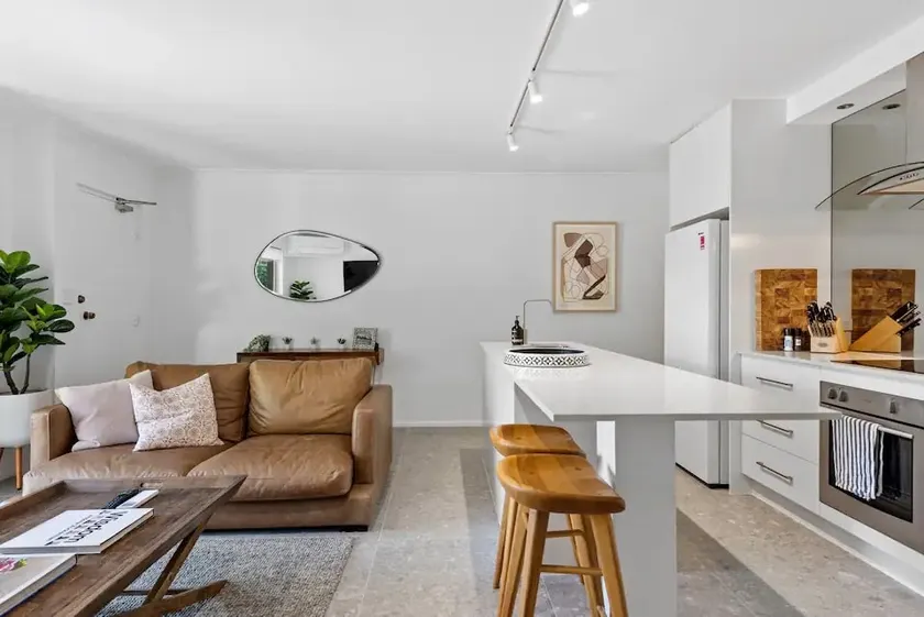 Stylish New Farm Apt w/ Huge Courtyard & 2Car Park - Image 1