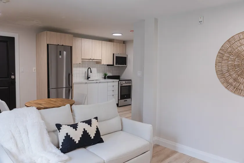 Large Trendy Apartment 1 BR Prime Location! - Image 1
