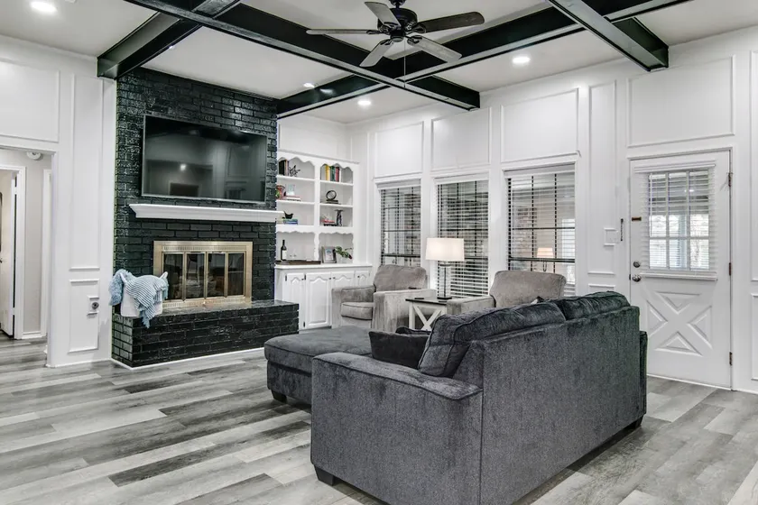 Convenient to everything; sleeps 10 - Image 1