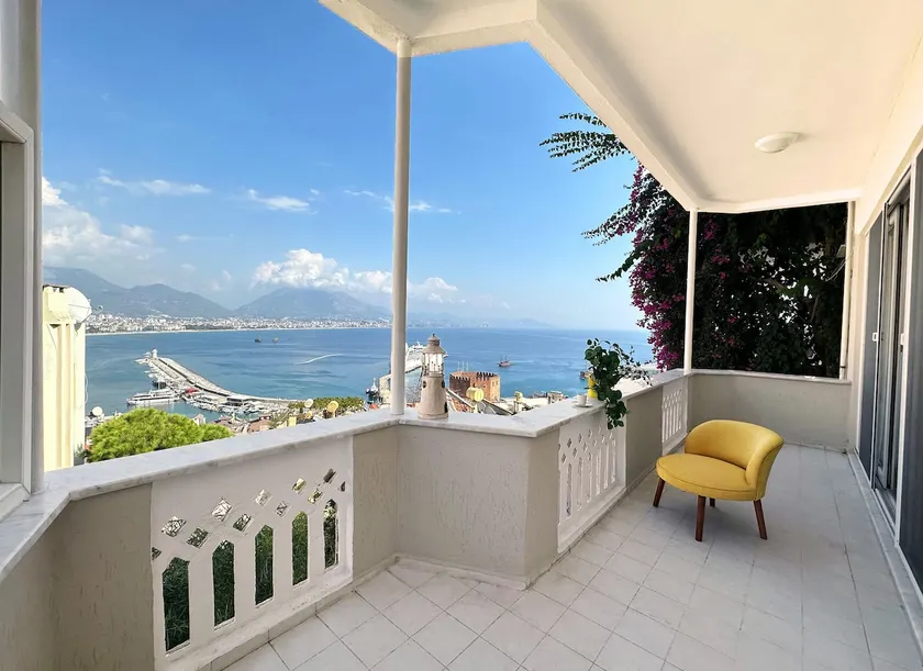 Seaview Castle House with private garden - Image 1