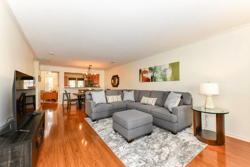 Stylish Serenity Townhouse in Greensboro - Image 1