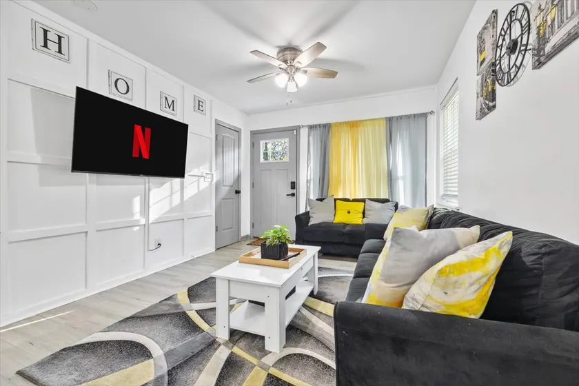 Modern Comforts with 4BD-3BR Sleeps 8 - Image 1