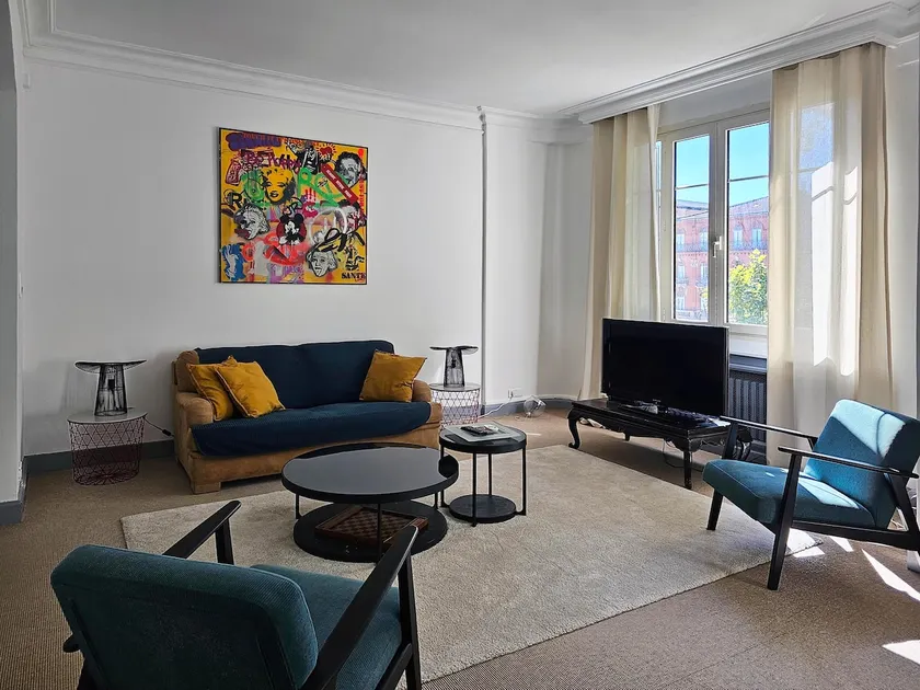 Louis, Spacious & Bright T3 – Private Balcony - Image 1