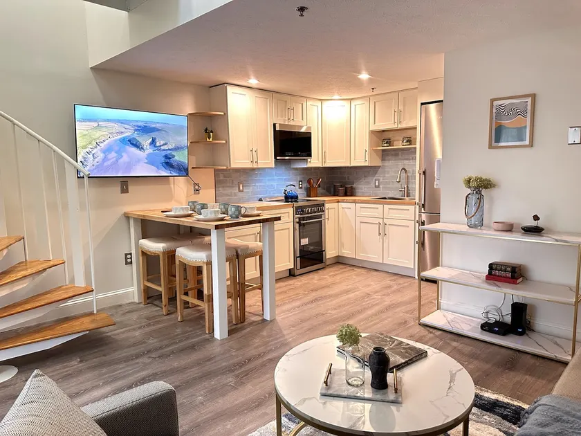 2 Bedroom new renovation Condo/Pool/ River Access - Image 1