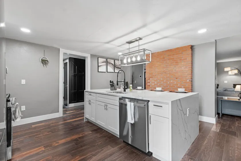 Upscale 2 Story Apartment w/ 8 beds| Free Parking - Image 1
