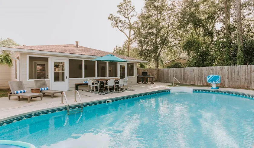 4BR/2.5BA w/POOL in Golfcart district! Near Beach! - Image 1