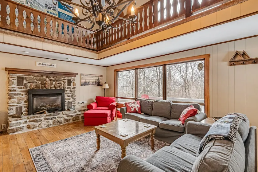 The Chalet Getaway,3 Baths, 5 Bedrooms,12 Beds - Image 1