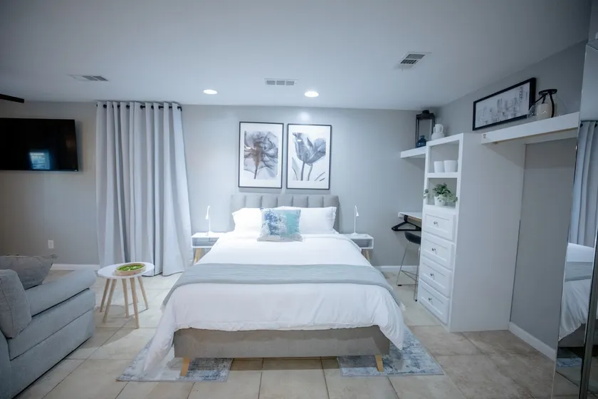 Modern Studio Flat - Image 1