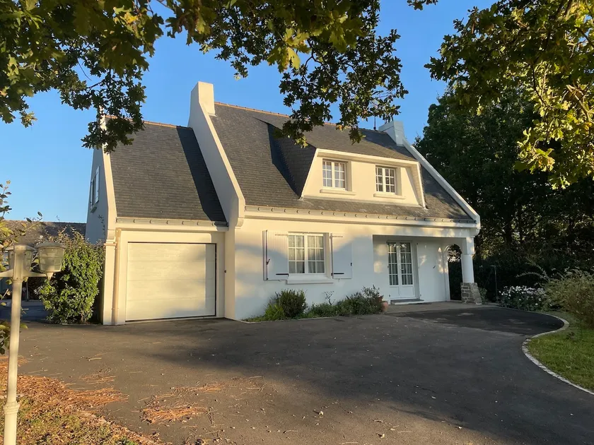 Seaside house with fireplace and large garden - Image 1