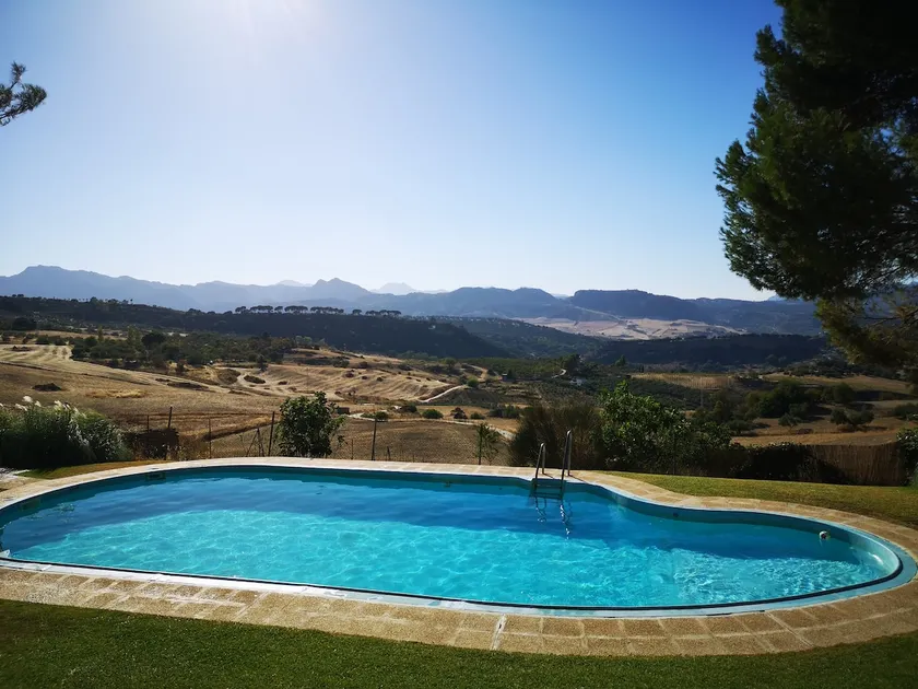 Central, free parking, summer pool & views - Image 1
