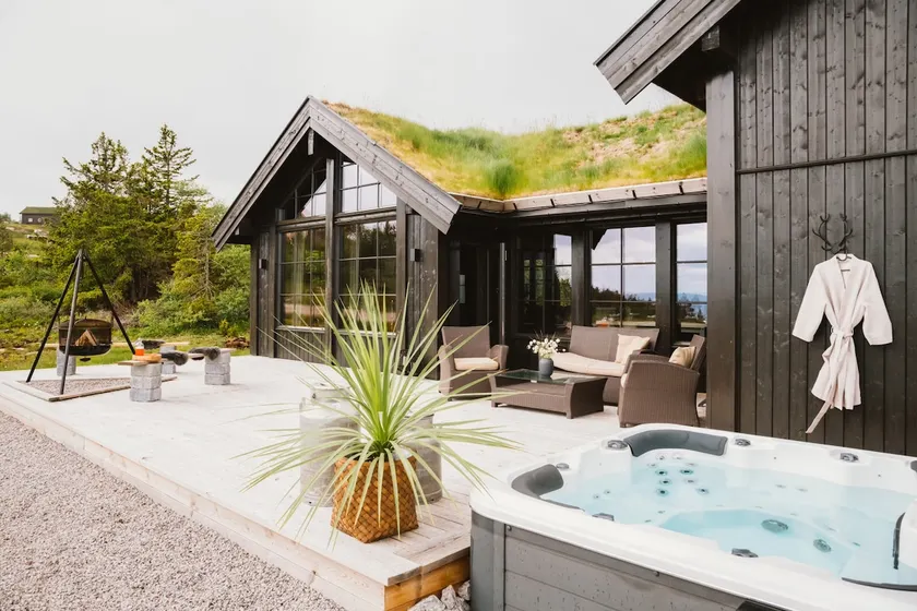 Vacation home with jacuzzi - Image 1