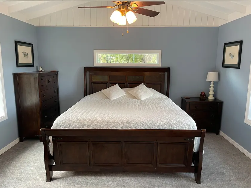 Cozy Lake Front Cottage - Image 1
