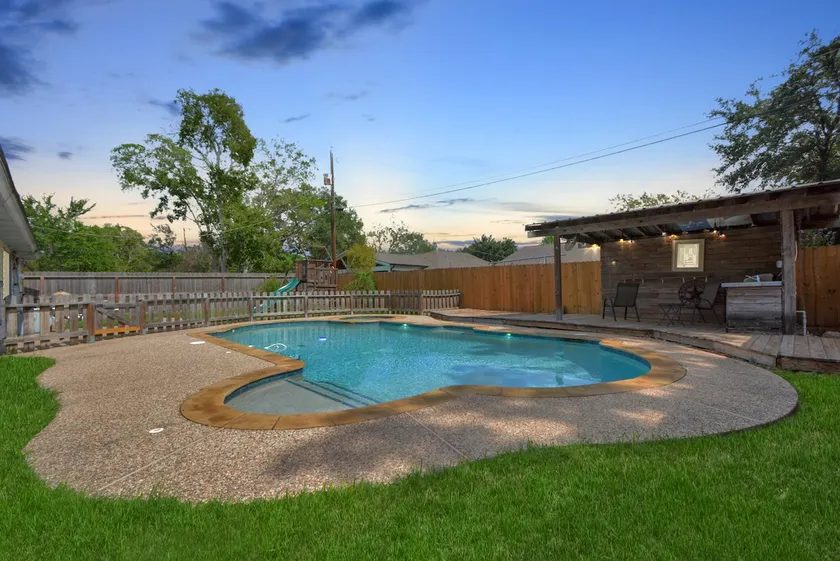 Backyard Oasis-Pool & Grill-Heart of Friendswood - Image 1