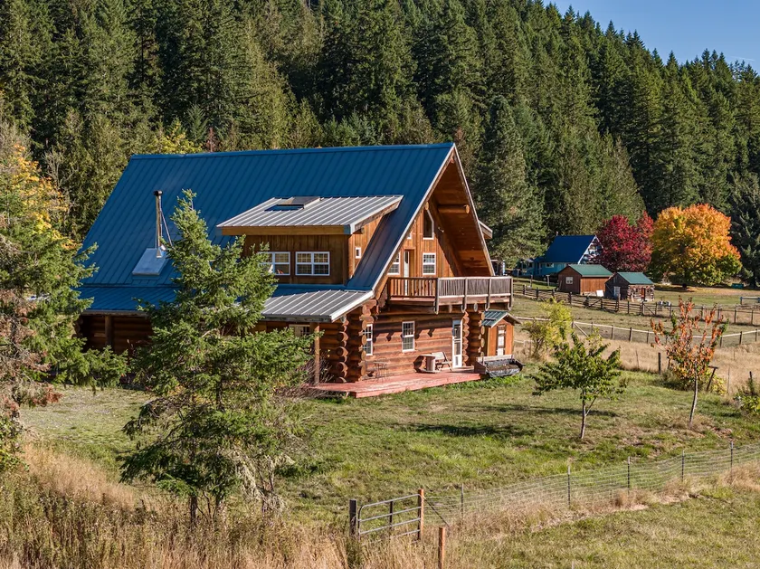 Log cabin with panoramic views and hot tub - Image 1