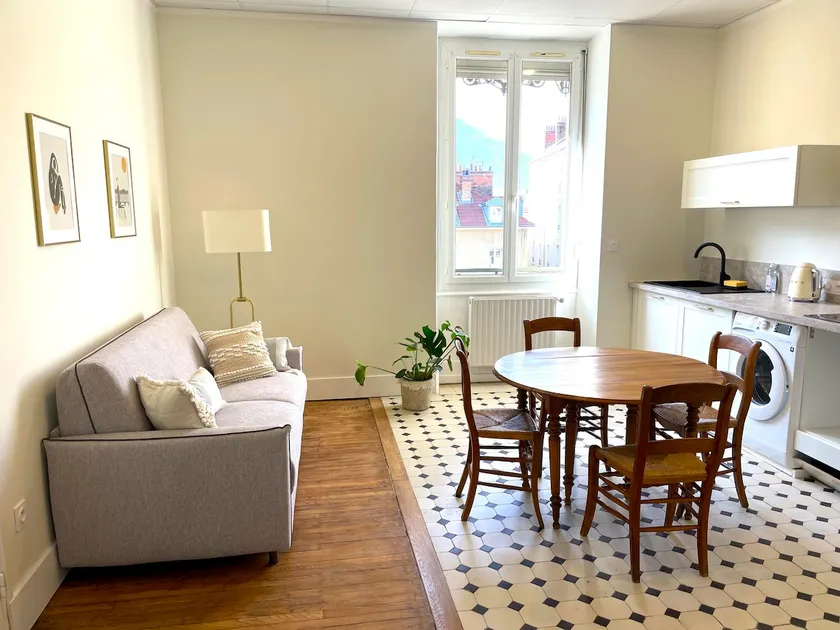 Fully renovated apartment near train station - Image 1