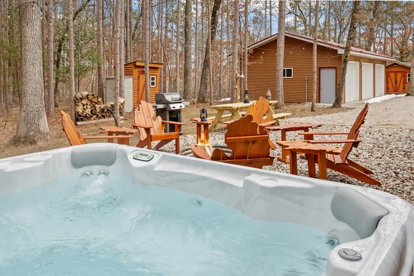 Reel Paradise, The Fishermen Cabin: Hot Tub & Fun! - Image 1