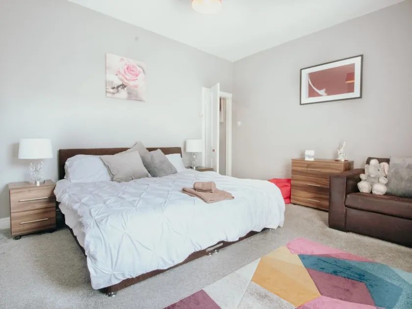 Halifax Town House - Cosy - Sleeps 5 - Image 1