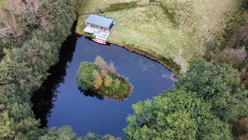 Luxury Cabin with Private Lake, Canoe & Hot Tub - Image 1