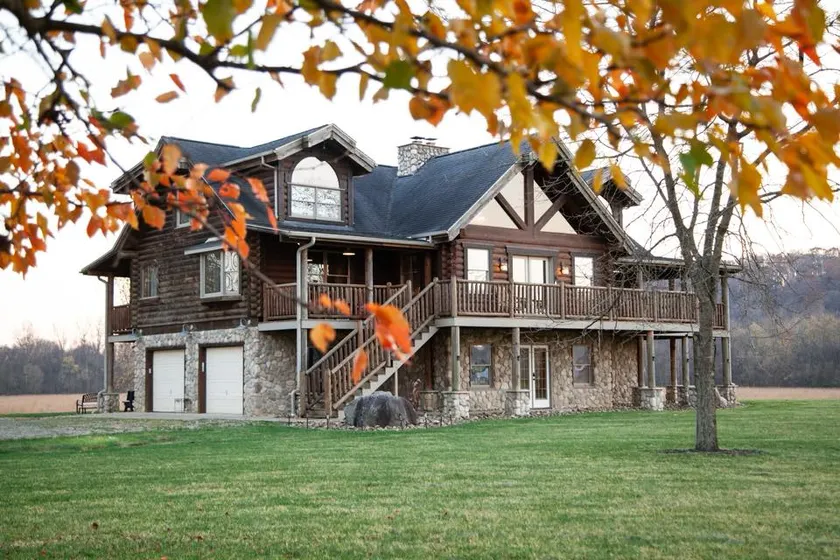 *Luxury Cabin* Near Hocking. Hot Tub. Sleeps 14! - Image 1