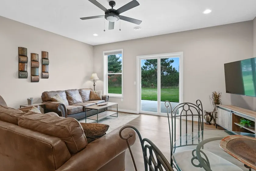 Comfy 3BR/2BA Townhome | Attached Garage & A/C - Image 1