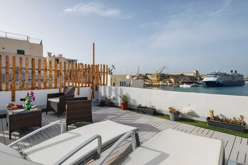 Traditional Townhouse - Rooftop Terrace - Image 1