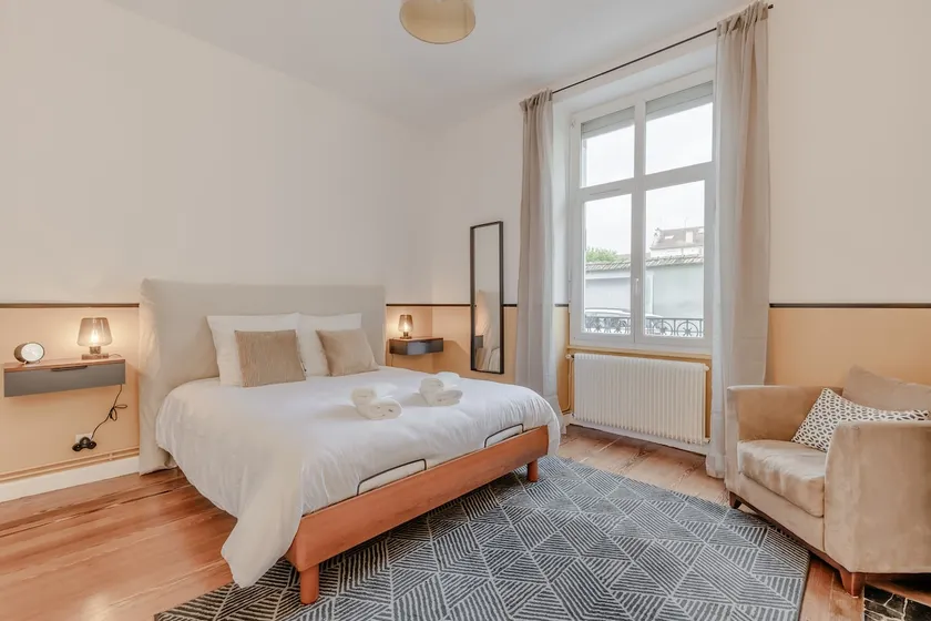 Spacious and stylish apartment with courtyard. - Image 1