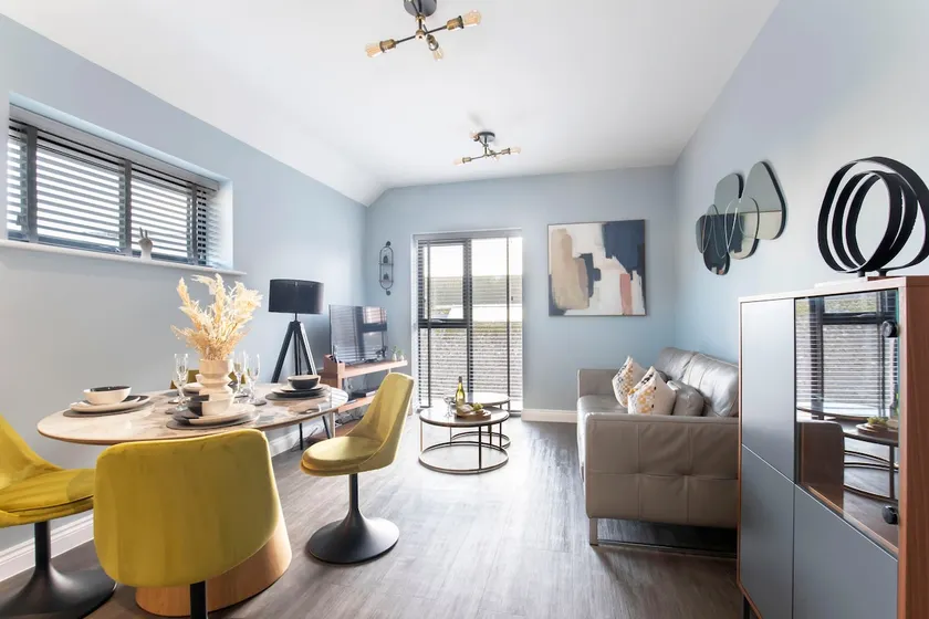 Elliot Oliver - Luxurious Two Bedroom Apartment in The Docks - Image 1