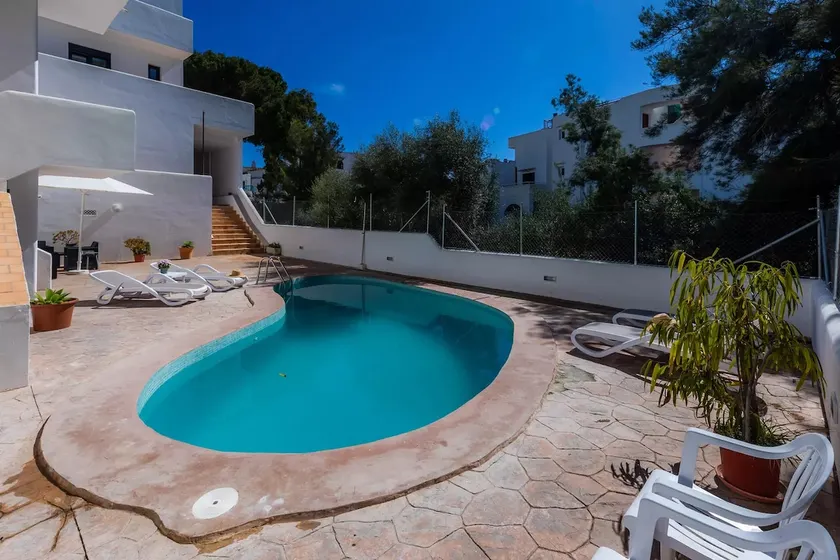 White suites 2 - Image 1