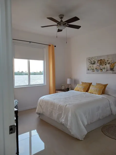 Suite with lake view. - Image 1