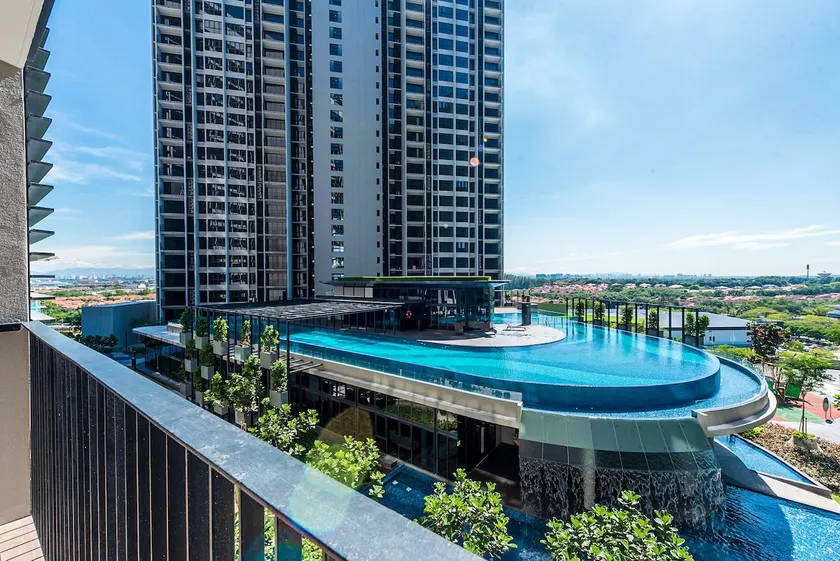 9Pax 3BR Retreat with Scenic Pool View @ Shah Alam - Image 1