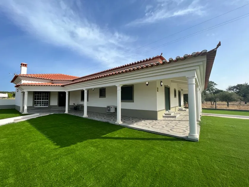 Villa on the Dam of Montargil with pool - Image 1