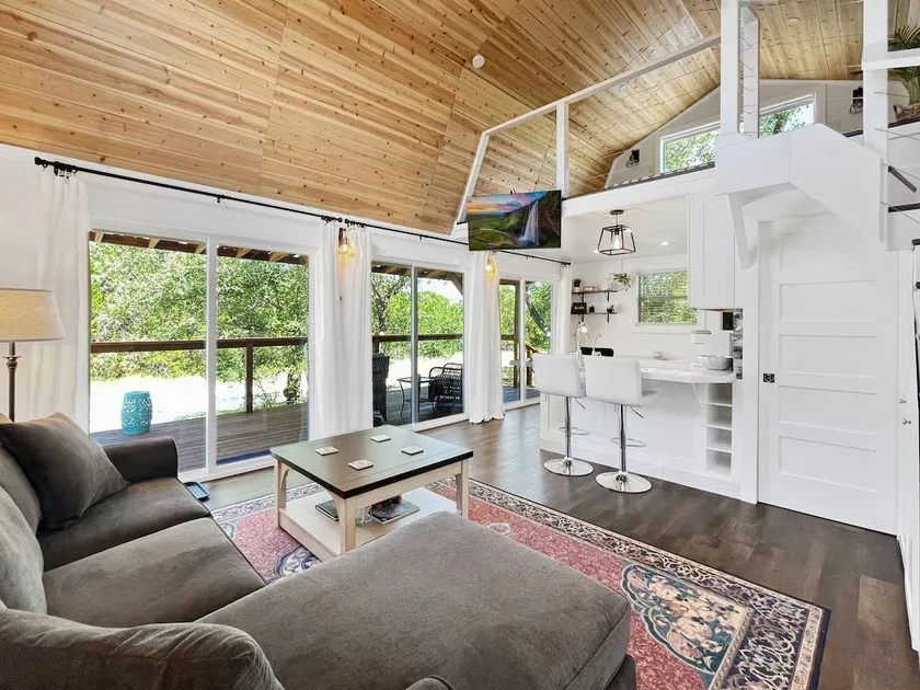 Elegant Country Cabin in Canyon Lake! - Image 1