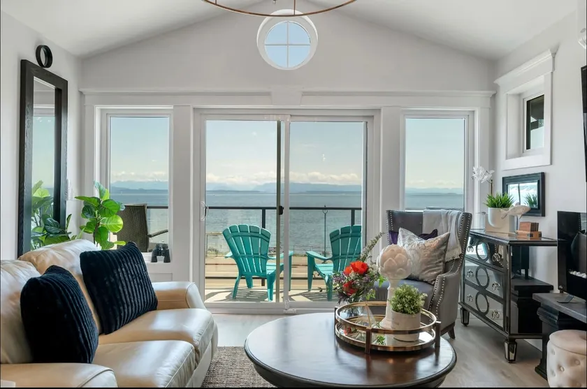 The PoiNT CoLLeCTiVe BeaCH HouZZ - Image 1
