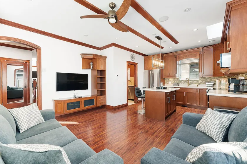 Near DT Vancouver | 3 Beds | 12min to YVR - Image 1