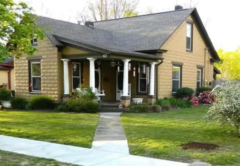 Downtown Rogers | 4 Bedroom Charming House - Image 1