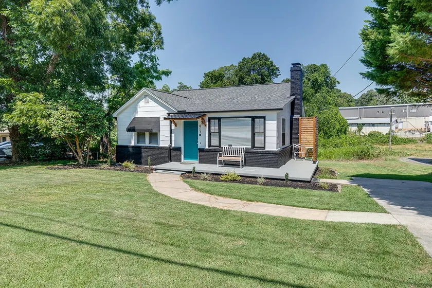15 min to Clemson University | Charming Home - Image 1